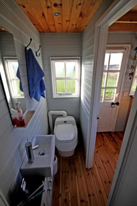 فيلا Tiny House On Isolated Farm By The Cornish Coast بود المظهر الخارجي الصورة
